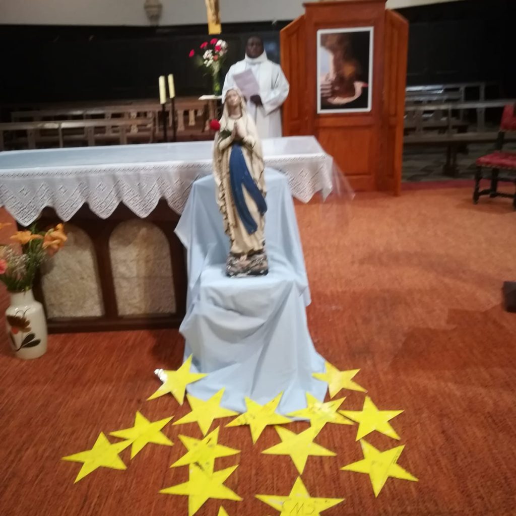 La Statue De Marie, Couronnée D'étoiles.
