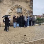 Des panneaux à lire sous la pluie