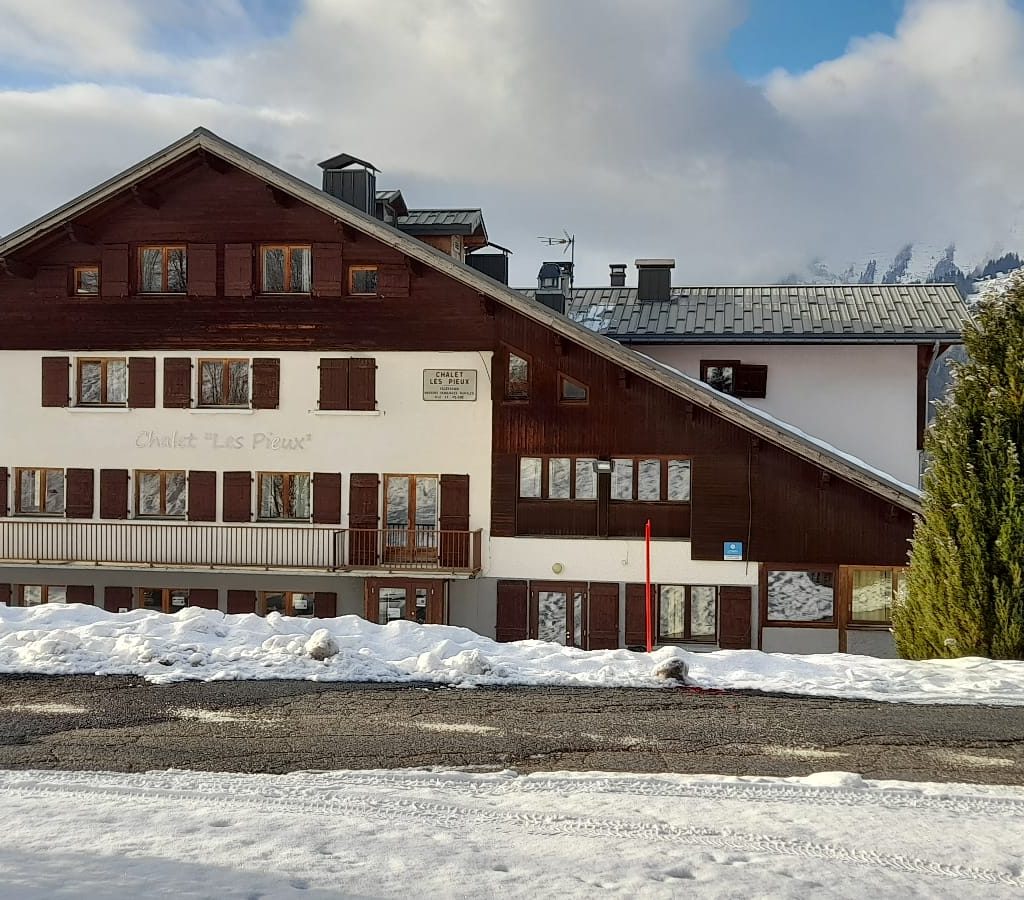 Le Chalet Des Pieux