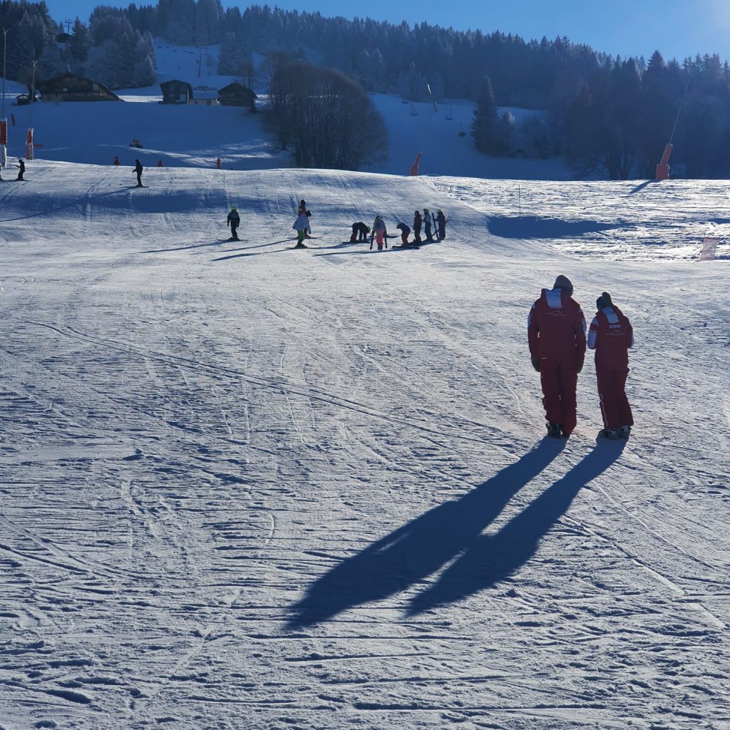 Les Deux Moniteurs Observent Les Progrès