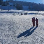 Les deux moniteurs observent les progrès